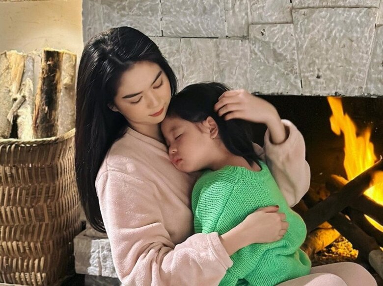 Nữ người mẫu chăm sóc bé He chu toàn, đối xử như con đẻ.