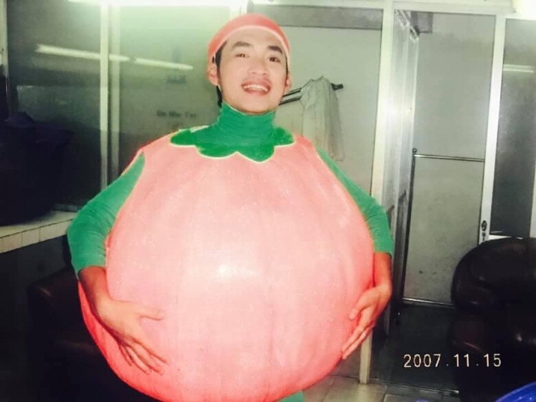 Với Tiến Luật, anh dí dỏm chia sẻ rằng: “Nếu cả đời không rực rỡ… thì có sao đâu. Mình ráng cực xíu, nực xíu, nỗ lực nhiều xíu. May thì rực rỡ, còn không thì vẫn vui vì đã sống 1 cuộc đời trọn vẹn và không ngừng cố gắng”. Nam diễn viên chia sẻ kèm ảnh chụp bản thân vào năm 2007, khi còn đóng vai phụ, không ai nhớ đến nhưng vẫn rất vui vẻ.