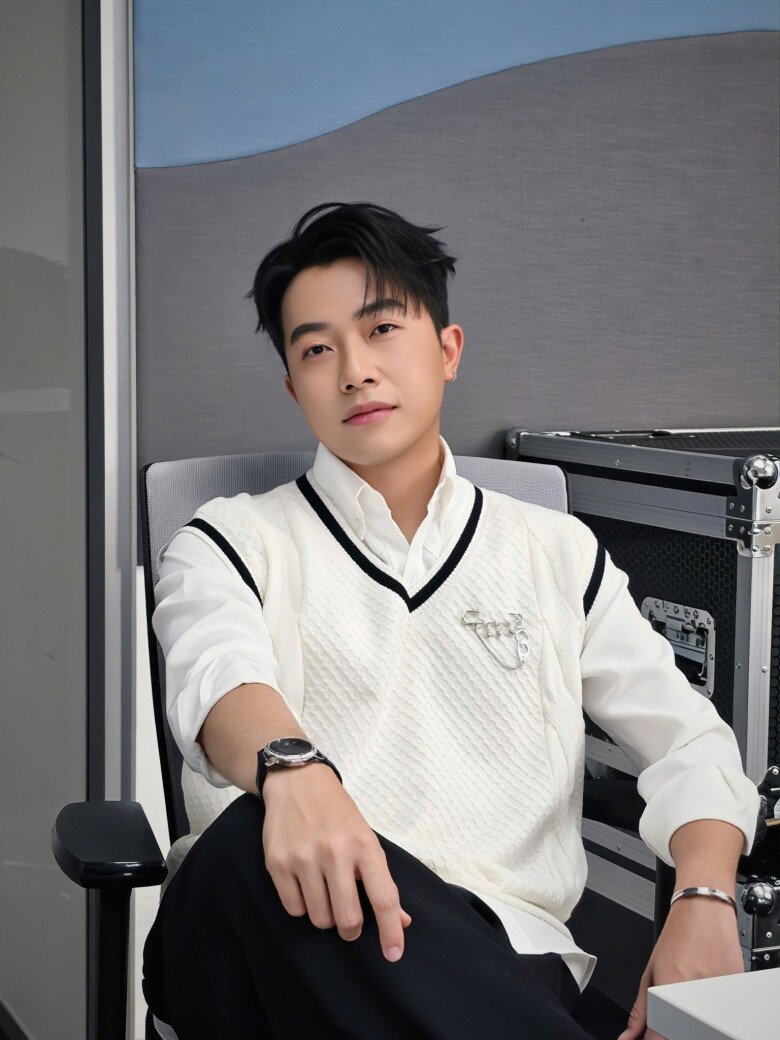 Trên Facebook cá nhân, Cris Phan chia sẻ: “Tôi nghĩ ai rồi cũng sẽ rực rỡ, bằng màu sắc và ánh sáng đẹp nhất của chính những nỗ lực mà bản thân bỏ ra. Có thể ánh sáng ấy không ồn ào, không chói lọi để ai cũng nhìn thấy ngay lập tức. Nhưng nó vẫn âm thầm tồn tại trong từng bước trưởng thành, từng lần đứng dậy sau mệt mỏi hay khoảnh khắc mình không bỏ cuộc”.