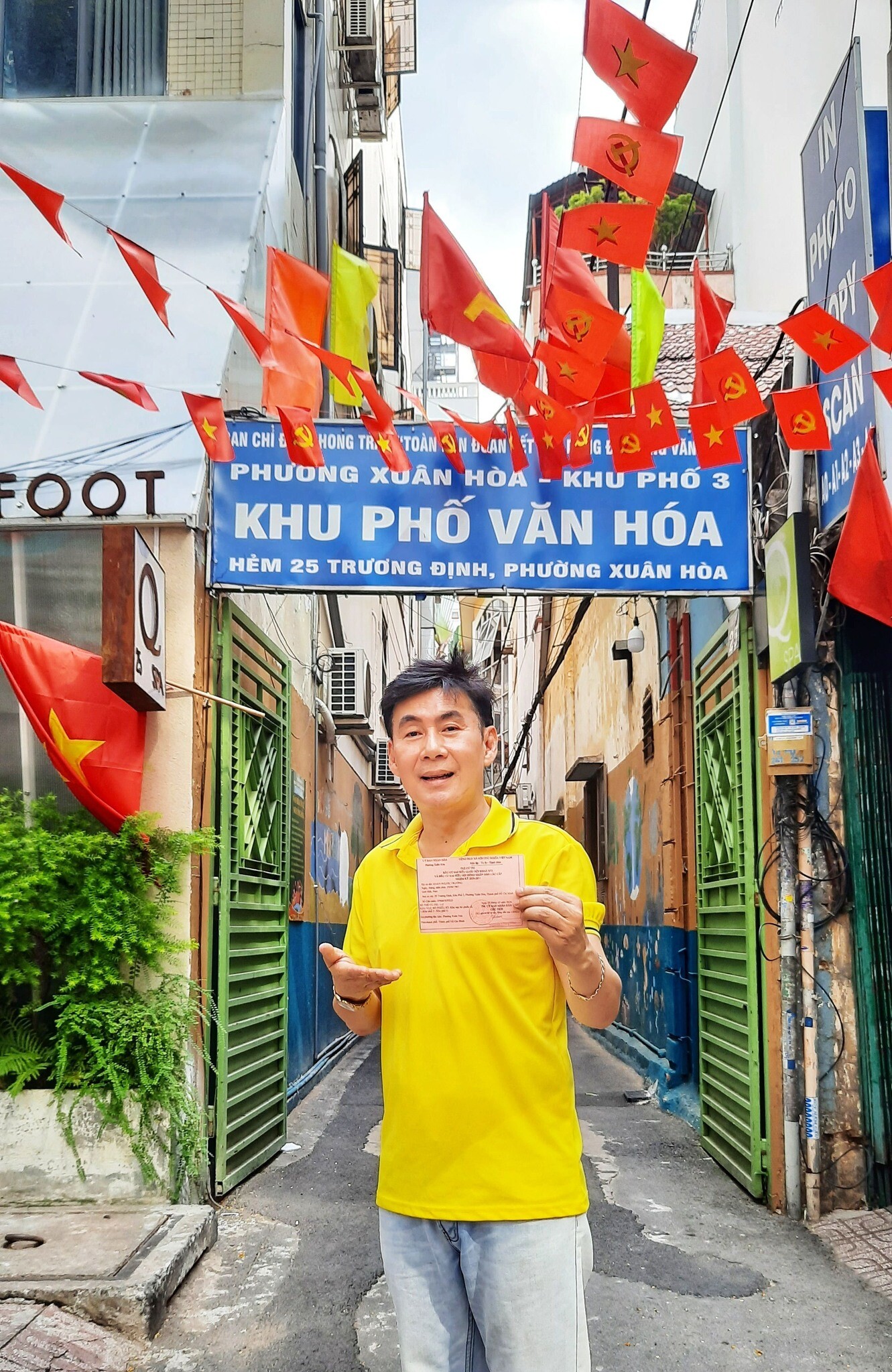 Ca sĩ Đoan Trường tham gia bỏ phiếu tại đơn vị bầu cử số 2, khu phố 3, phường Xuân Hòa (TP.HCM). Anh cho biết không khí vào sáng 15/3 rất đông vui.