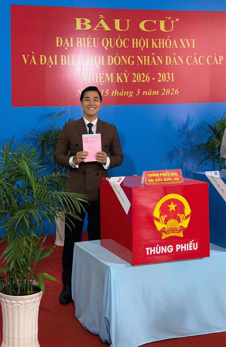 MC Nguyên Khang cho biết anh có mặt từ 6h30 sáng ngày 15/3 tại điểm bầu cử để thực hiện quyền và nghĩa vụ công dân.