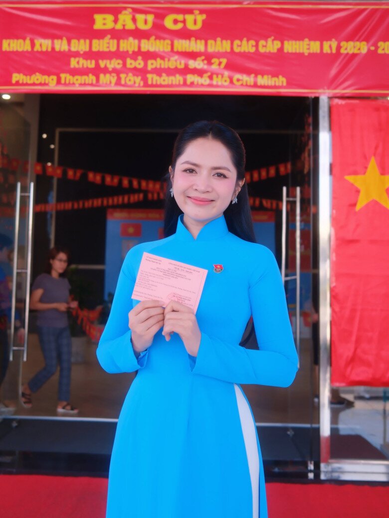 Ca sĩ Duyên Quỳnh háo hức chia sẻ hình ảnh đi bầu cử ở khu vực phường Thạnh Mỹ Tây (TP.HCM). Người đẹp diện áo dài màu xanh, đeo huy hiệu Đoàn TNCS Hồ Chí Minh.