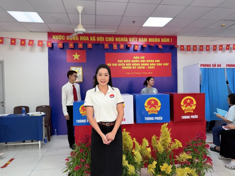 NSND Trịnh Kim Chi chia sẻ không khí bầu cử tại khu phố nhà mình. Nữ nghệ sĩ kể: “Một buổi sáng đi bỏ phiếu cùng bà con khu phố. Đơn giản mà ấm áp. Mọi người ai cũng vui vẻ, dễ thương”.