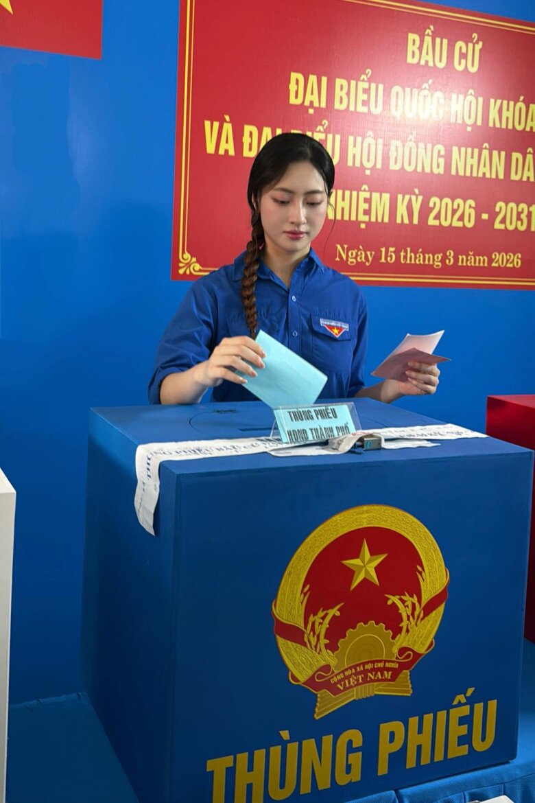 Hoa hậu Lương Thùy Linh hạnh phúc chia sẻ hình ảnh hòa vào “ngày hội non sông”.