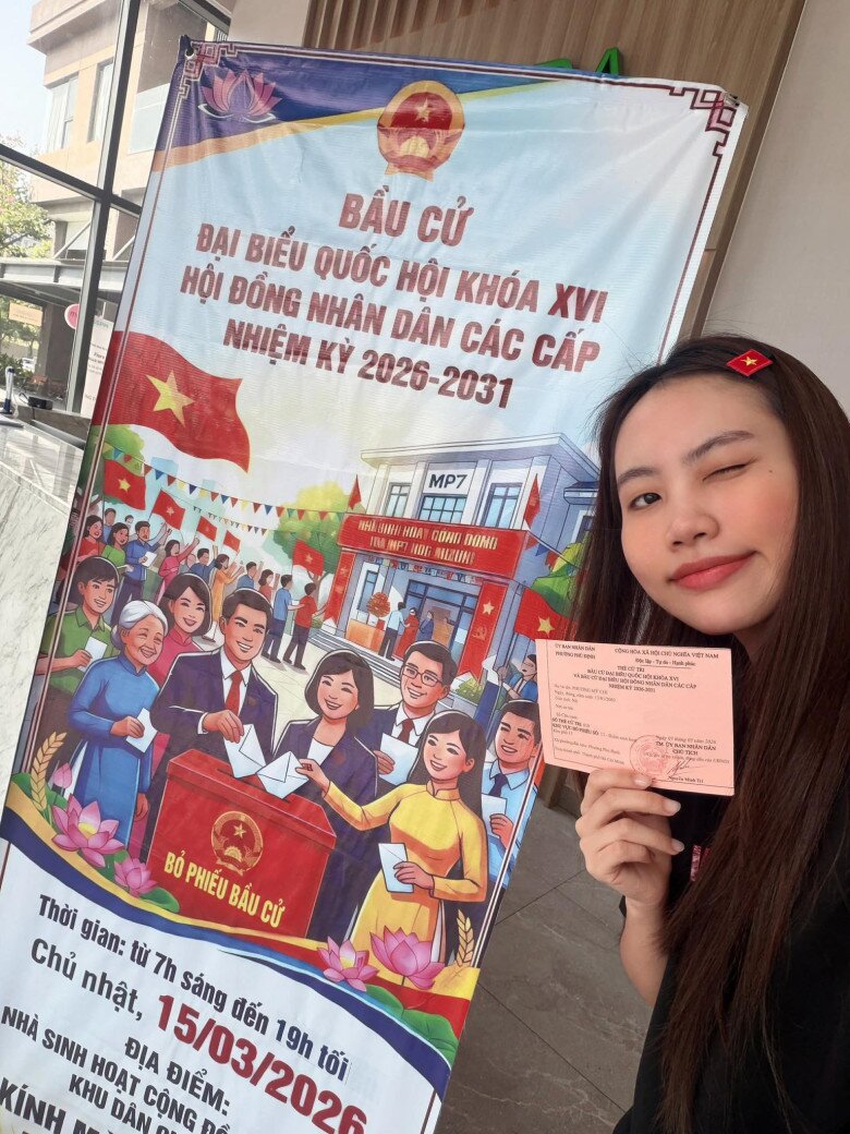 Phương Mỹ Chi cũng có mặt tại khu vực bỏ phiếu để thực hiện quyền và nghĩa vụ công dân. Nữ ca sĩ gửi lời chúc ngày bầu cử đại biểu Quốc hội khóa XVI và đại biểu Hội đồng nhân dân các cấp nhiệm kỳ 2026 - 2031 thành công tốt đẹp.