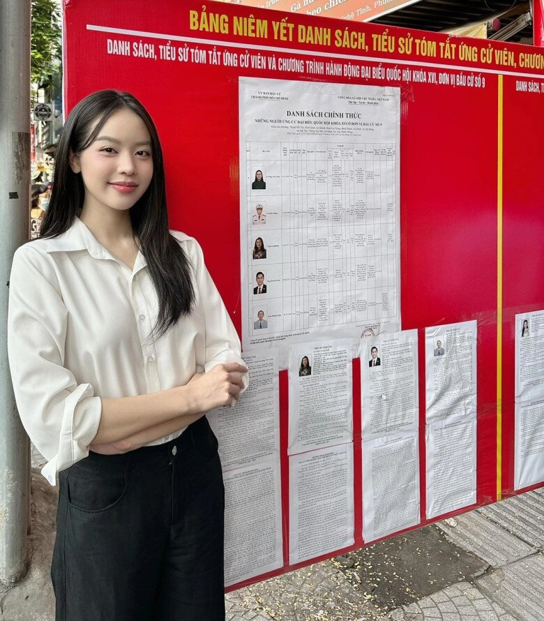 Hoa hậu Huỳnh Thị Thanh Thủy chia sẻ hình ảnh chụp cùng bảng giới thiệu các ứng viên.