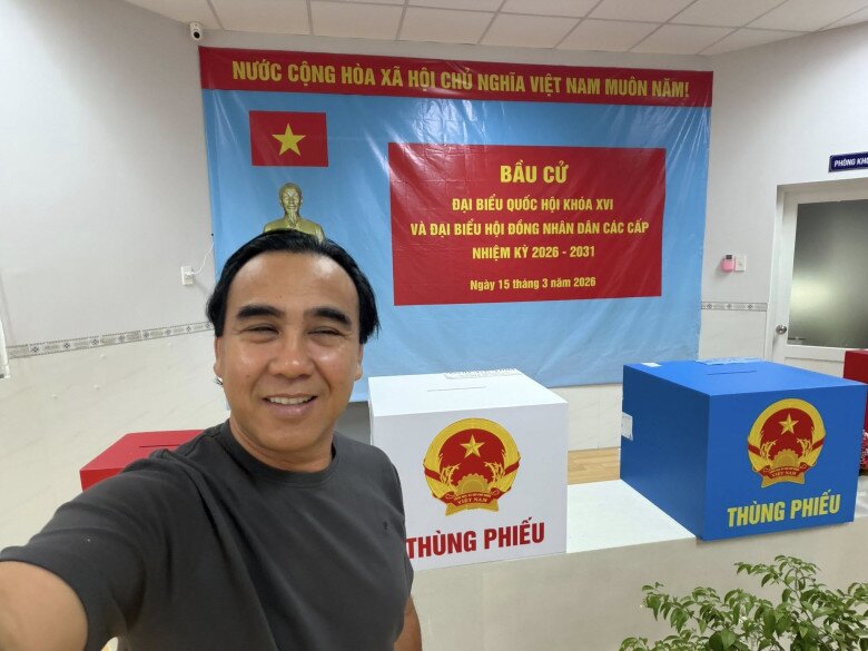 MC Quyền Linh có mặt sớm để bỏ phiếu. Nam nghệ sĩ chia sẻ trên Facebook cá nhân lời kêu gọi: “Cả nhà ơi dậy đi bầu nha”. Đồng thời, anh cũng chúc ngày bầu cử các cấp thành công rực rỡ.