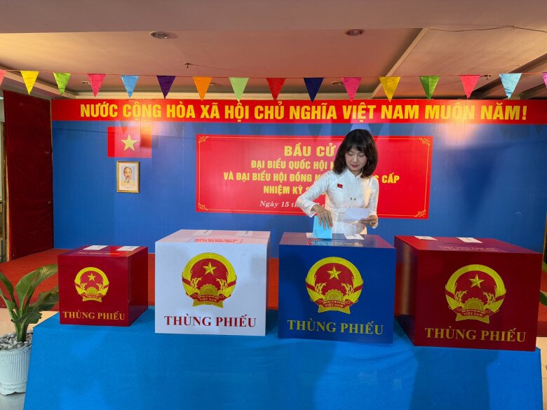 NSND Mỹ Uyên “hẹn hò” cùng bạn bè diện áo dài đi bầu cử. Nữ nghệ sĩ nhắn nhủ: “Chúc cho một ngày bầu cử thật ý nghĩa”.
