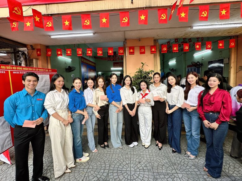 Dàn sao Việt gồm Hoa hậu Thanh Thủy, Hoa hậu Đoàn Thiên Ân, Nam vương Tuấn Ngọc, Hoa hậu Quế Anh, Hoa hậu Kiều Duy, Hoa hậu Lương Thùy Linh, Hoa hậu Trần Tiểu Vy, Á hậu Bùi Khánh Linh, Á hậu Ngọc Hằng,... cùng nhau đi bầu cử.