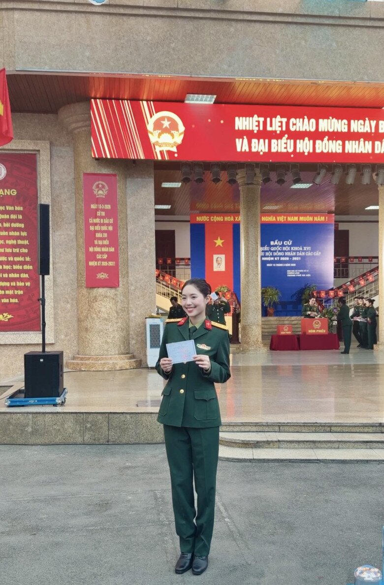 Á hậu 1 Hoa hậu Việt Nam 2024 - Trần Ngọc Châu Anh chia sẻ hình ảnh mặc quân phục đi bầu cử.