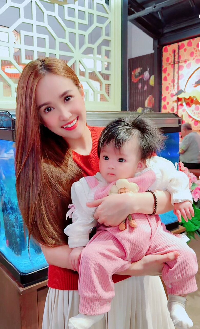 Phương Hằng hạnh phúc trong hành trình lần đầu làm mẹ, luôn có ông xã đồng hành.