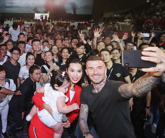 Siêu mẫu Hà Anh ủng hộ vợ chồng David Beckham, chia sẻ ảnh chụp cùng cựu danh thủ.