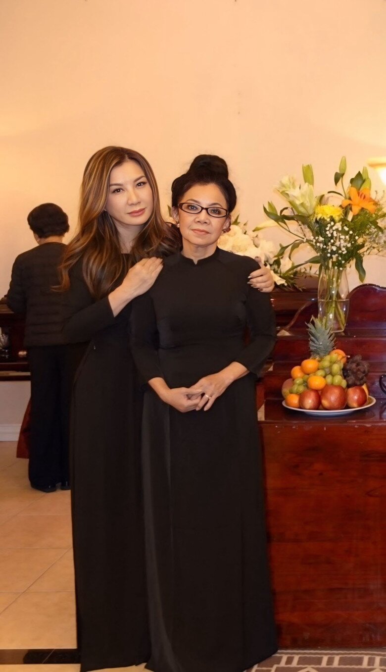 Trizzie Phương Trinh bay chặng đường dài, tranh thủ 2 tiếng đồng hồ để viếng người em thân thiết.