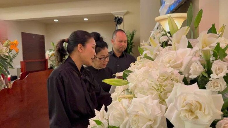 Vợ chồng ca sĩ Hồng Ngọc vượt đường xa đến đưa tiễn Kasim Hoàng Vũ chặng đường cuối.