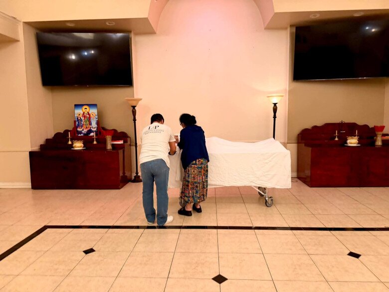 Hình ảnh bà Bích Phương ở bên thi hài của con trai khiến ai cũng xót xa.