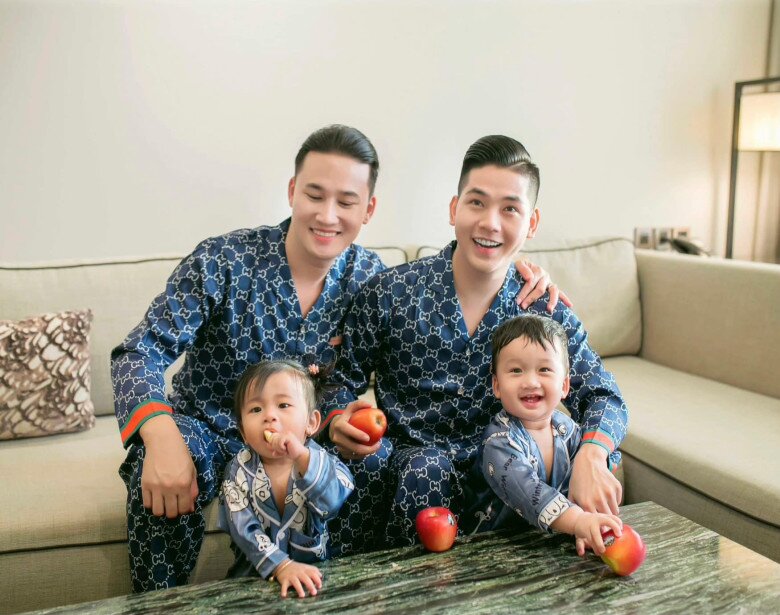 Hà Trí Quang và Thanh Đoàn chăm sóc 2 con chung rất chu toàn.