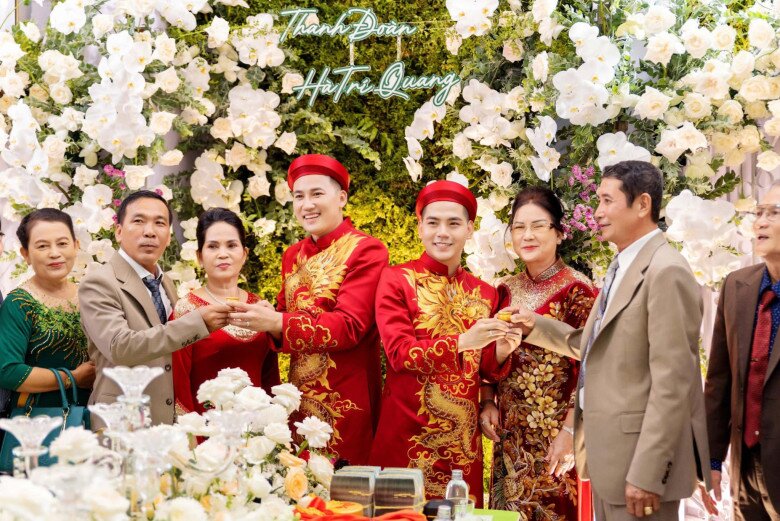 Bố mẹ và người thân 2 bên ủng hộ chuyện tình cảm của cặp đôi.