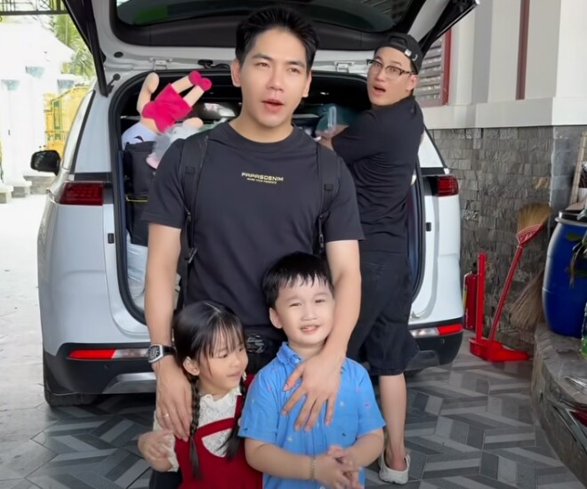 Thanh Đoàn và Hà Trí Quang đưa 2 con về thành phố sinh sống sau chuỗi ngày đón Tết ở quê.