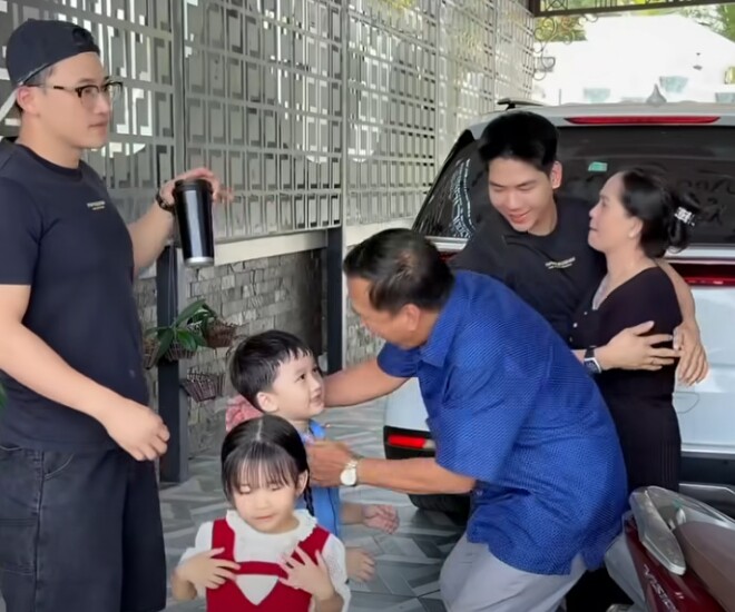 Bố mẹ Thanh Đoàn quyến luyến, xúc động khi xa 2 cháu nội đáng yêu.