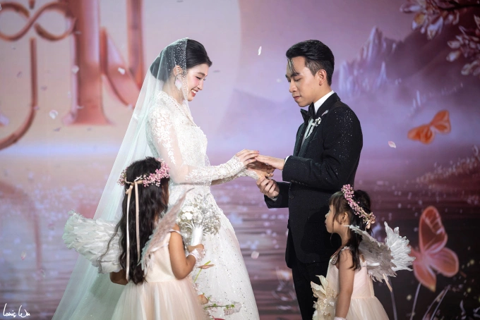 Phương Nhi - Minh Hoàng trao nhẫn cầu hôn trong tiệc cưới tối 22/1.