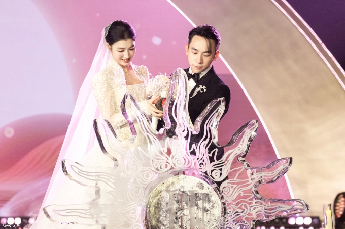 Phương Nhi - Minh Hoàng thực hiện nghi thức rót rượu.