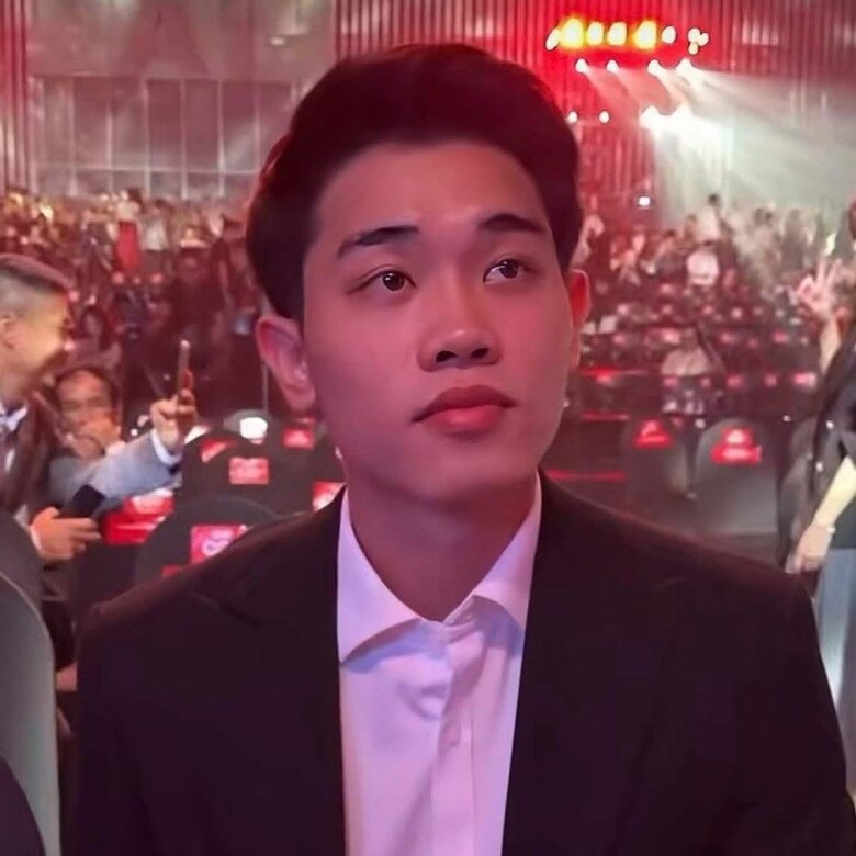 Cầu thủ Đình Bắc gây sốt trong sự kiện tối 7/2.