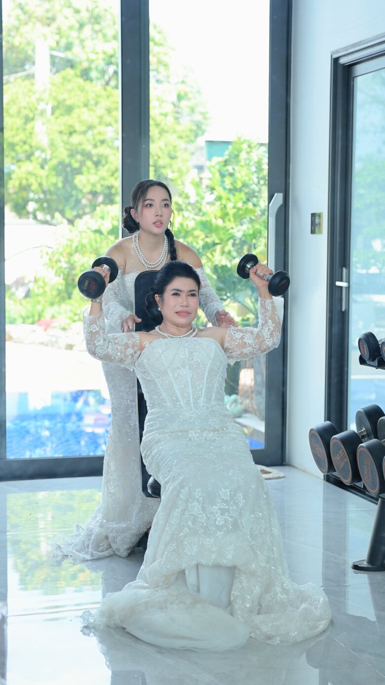 Tạo hình đồng điệu của bà Bích Phượng và Quỳnh Quỳnh khiến khán giả thích thú.