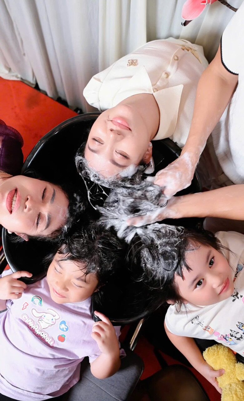 Mẹ ruột Lê Dương Bảo Lâm hỗ trợ chăm sóc các cháu nội.