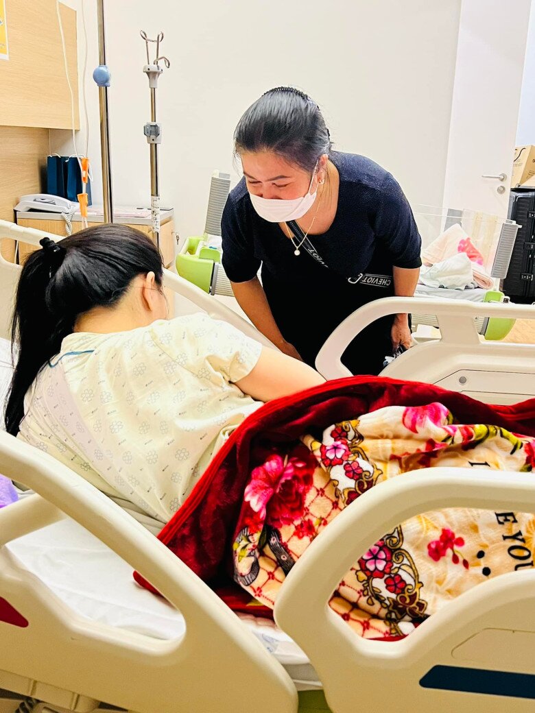 Bà Bích Phượng vào bệnh viện thăm con dâu khi sinh em bé thứ 3.