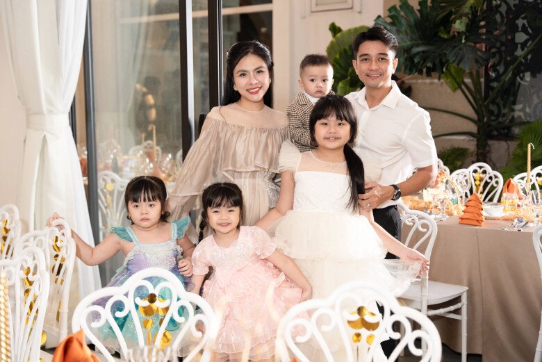 Nữ diễn viên dạy các con yêu thương, đoàn kết và thể hiện tình cảm với nhau.