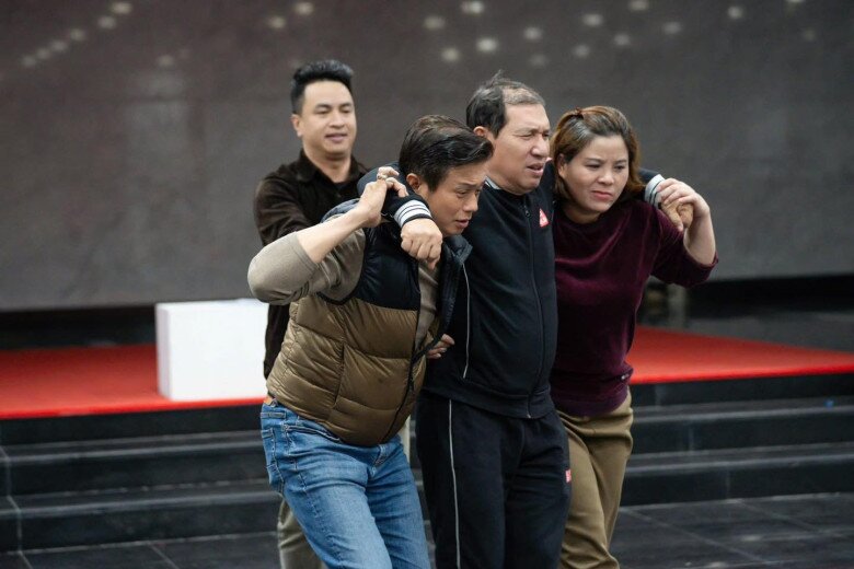 Nghệ sĩ Ưu tú Quang Thắng cùng các nghệ sĩ tích cực tập luyện để chuẩn bị cho buổi ghi hình sắp tới. Ảnh: FBNV