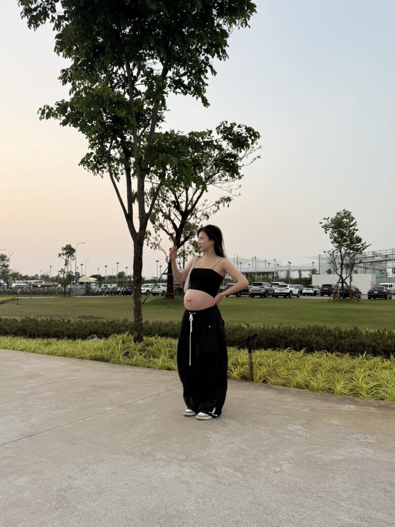 Dù đã qua 3 lần mang thai, hot girl Trâm Anh vẫn giữ được sắc vóc rạng rỡ.
