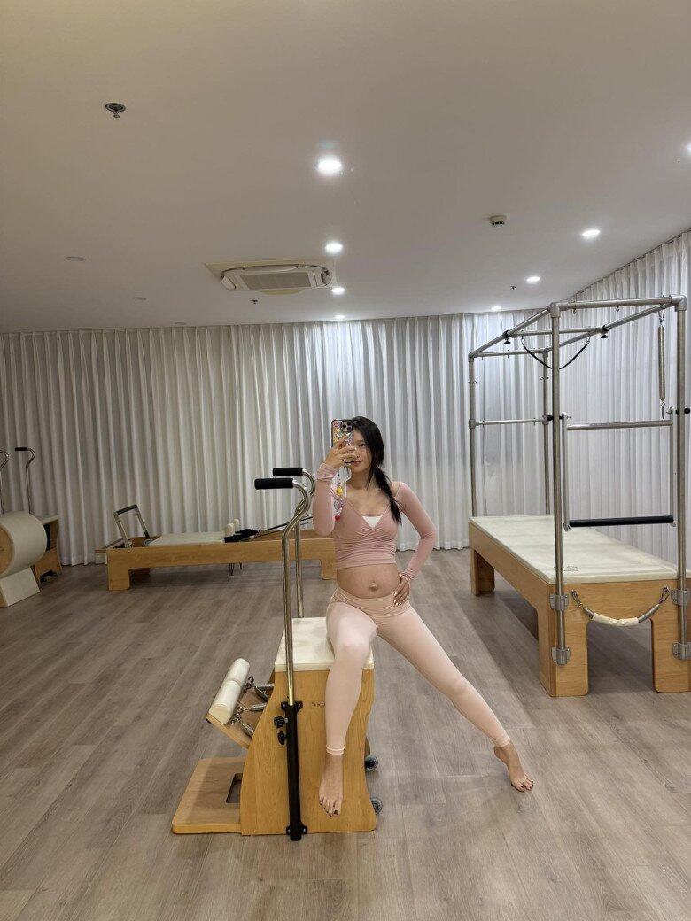 Bà xã JustaTee tập luyện thể thao để giữ gìn sức khỏe trong những tháng thai kỳ.