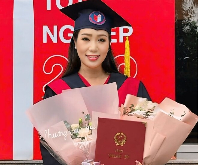 NSND Trịnh Kim Chi nhận bằng Thạc sĩ ở tuổi ngoài 50.