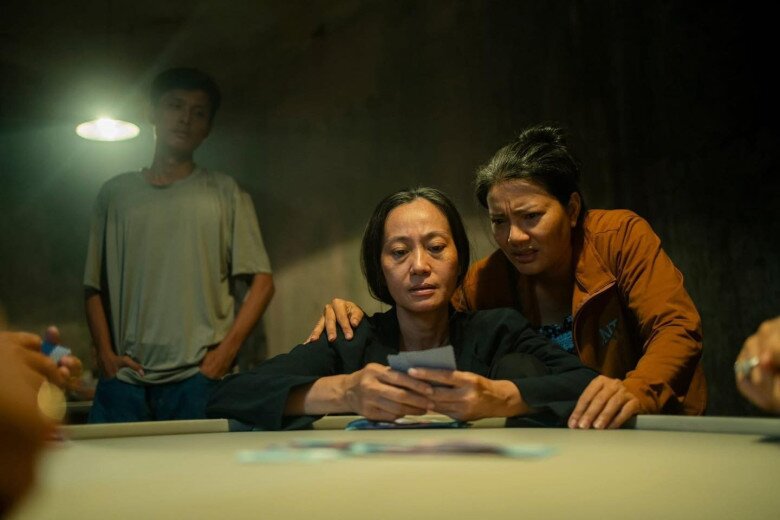 Nghệ sĩ Hạnh Thúy lăn xả để quan sát, lấy tư liệu đóng phim.