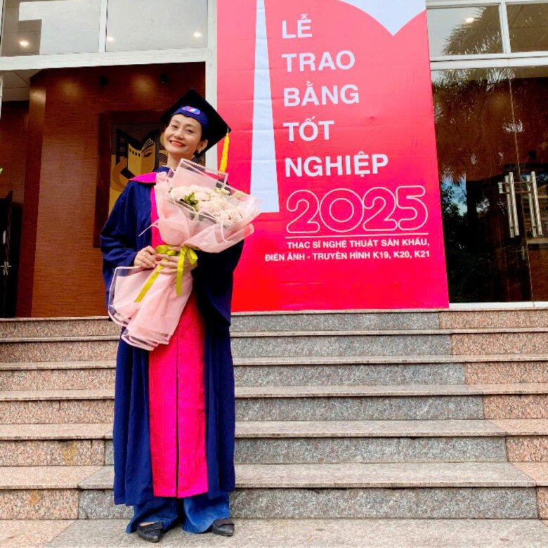 NSƯT Hạnh Thúy nhận bằng Thạc sĩ sau hành trình nỗ lực.