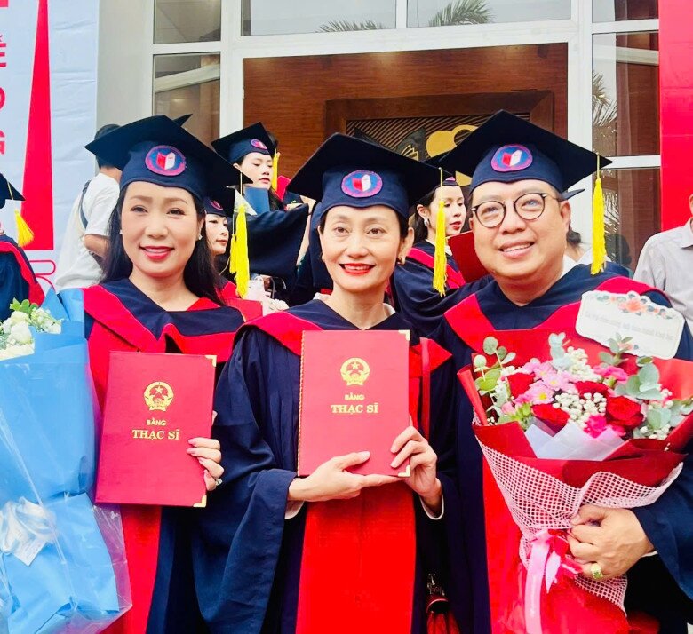 Trịnh Kim Chi nhận bằng cùng với nghệ sĩ Hạnh Thúy.