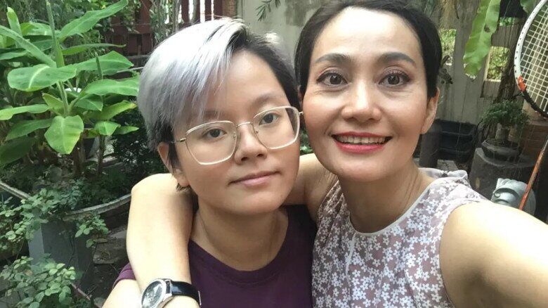 Nghệ sĩ Hạnh Thúy kiên trì tìm thính lực cho con gái.