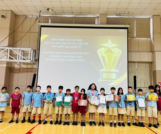 Ái nữ của Hoa hậu Hương Giang sở hữu chiều cao nổi bật nhất.