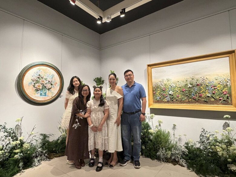 Gia đình nàng hậu thường đưa 2 con gái đi xem triển lãm tranh nghệ thuật.