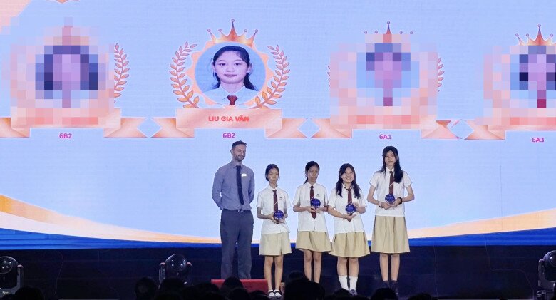 Tiểu Panda (ngoài cùng bên phải) sở hữu chiều cao vượt trội so với các bạn.