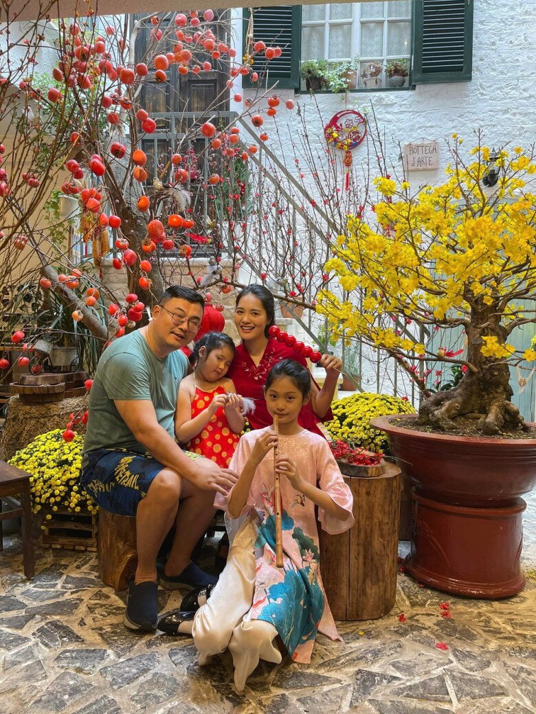 Gia đình nàng hậu hiện đang sinh sống ở Việt Nam.