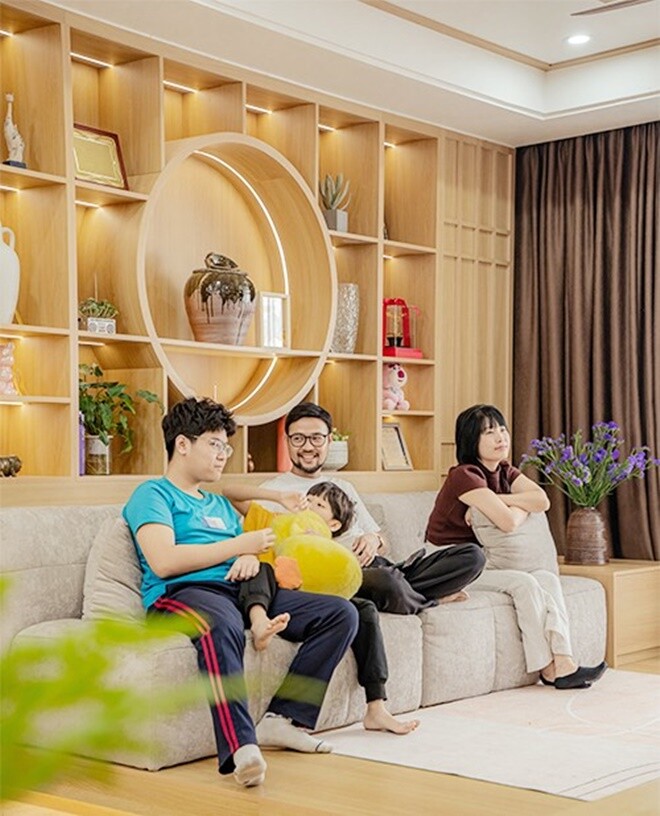 Quý tử đầu lòng của nam diễn viên cao lớn, chững chạc.