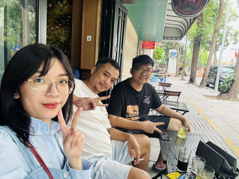 Nam diễn viên cùng 2 con ngồi cà phê vỉa hè.