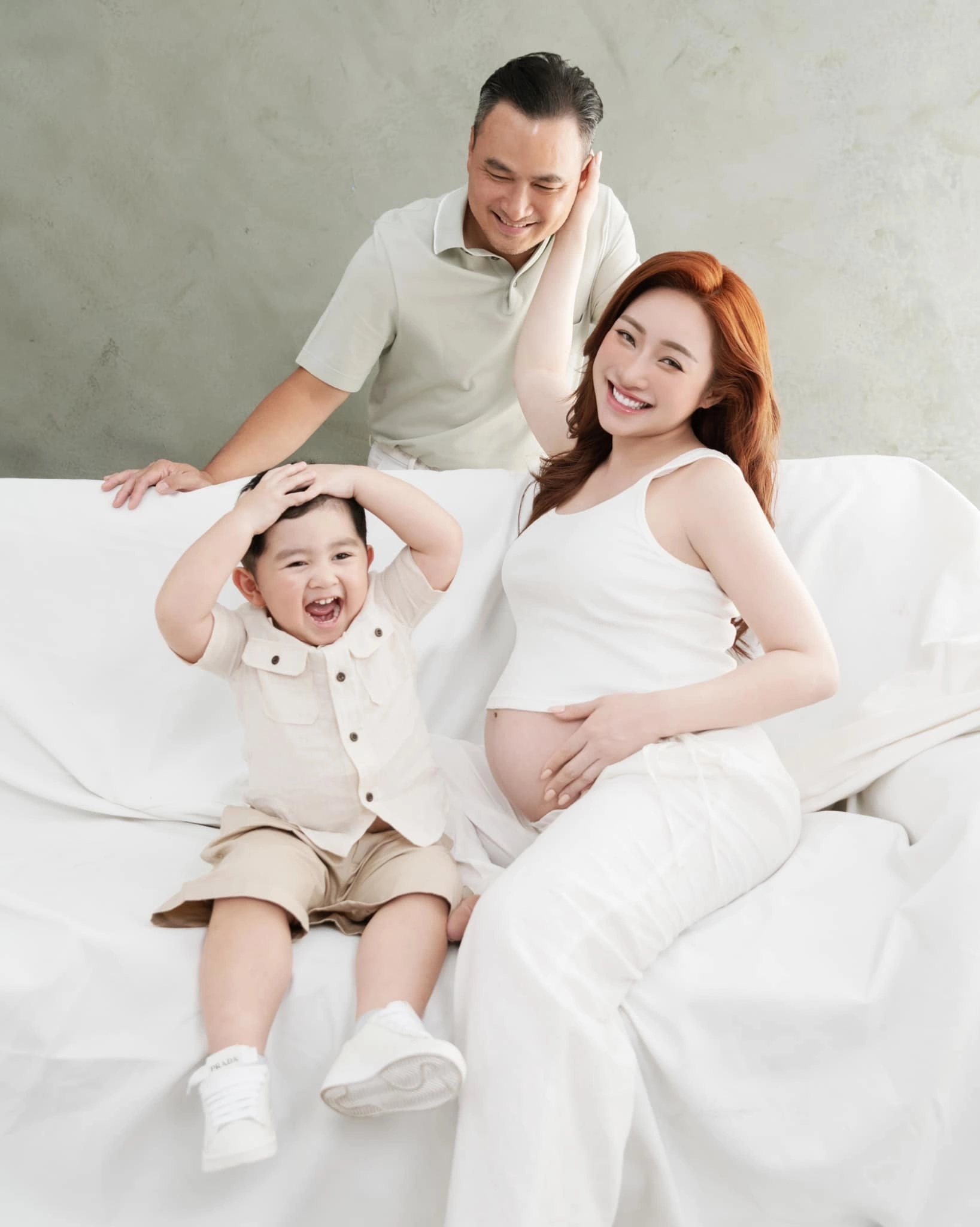 Nhóc tì dạn dĩ trước ống kính, thừa hưởng năng khiếu nghệ thuật của bố.