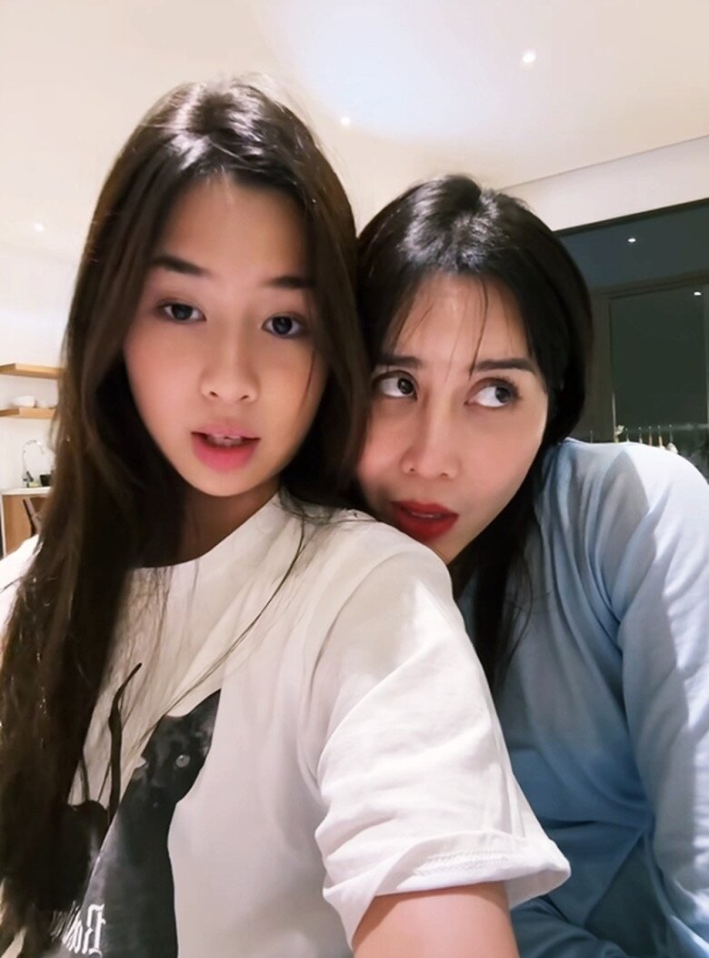 Mina thường cùng mẹ quay clip đu trend, thể hiện tài năng nghệ thuật.