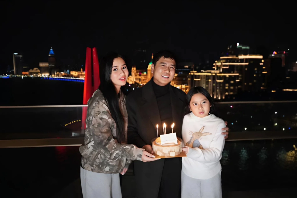 Hồ Hoài Anh đi chơi cùng 2 con gái.