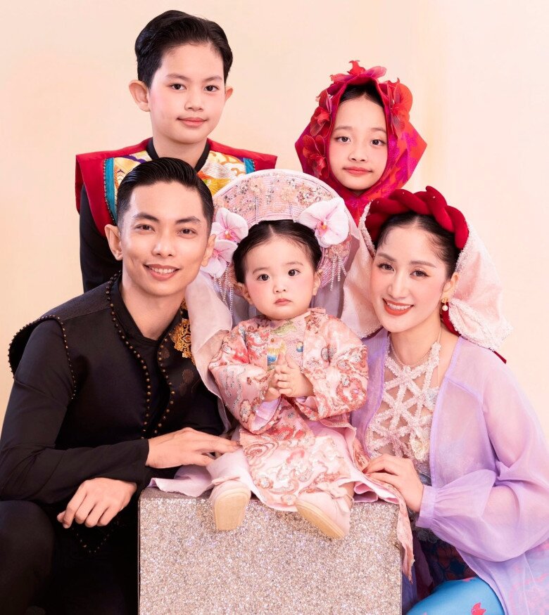Gia đình Khánh Thi - Phan Hiển bên 3 con xinh như thiên thần.