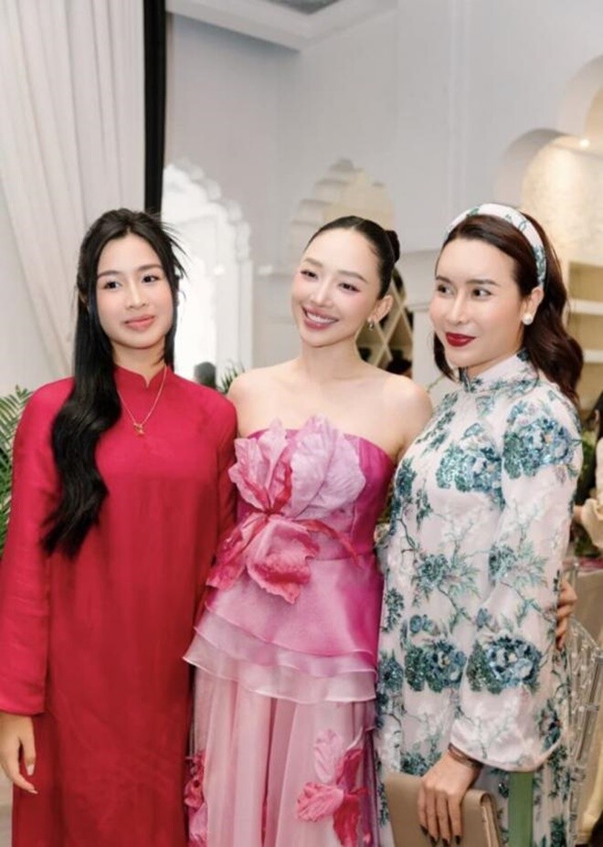 Mina càng lớn càng xinh đẹp, hiện đã cao hơn mẹ.