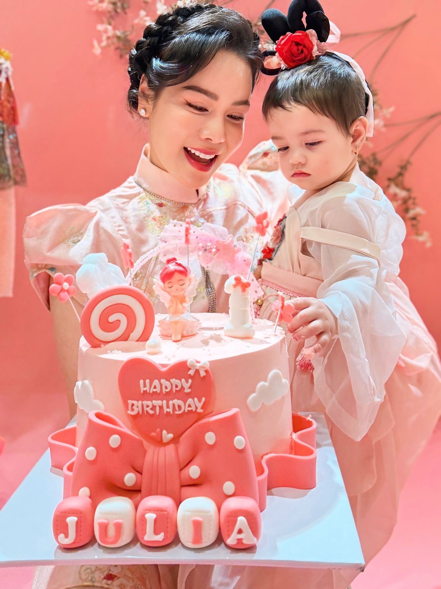 Nhật Kim Anh tổ chức tiệc sinh nhật 1 tuổi cho ái nữ.